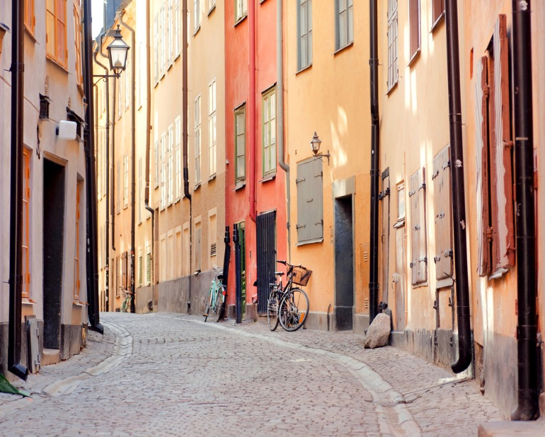 cropped-historical-houses-and-some-bicycles-in-old-city-area-gamla-stan-of-picture-id991930972.jpg.png